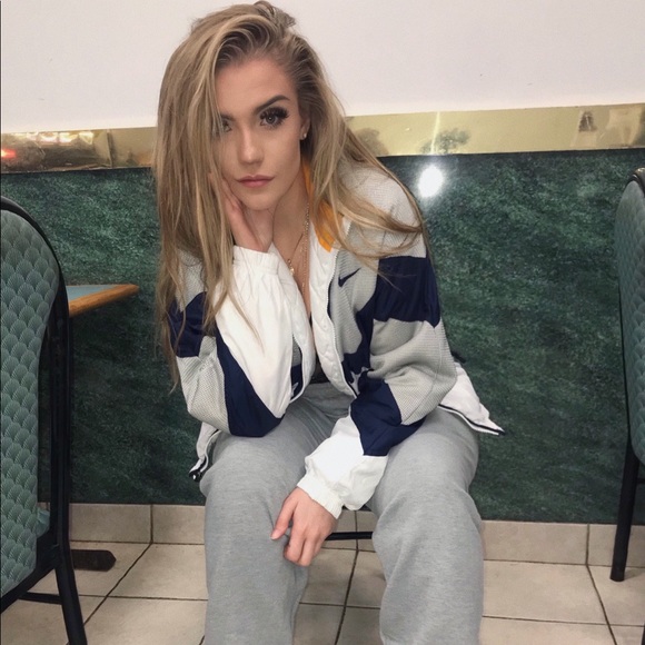 Meet your posher!! - Picture 1 of 7